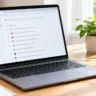 Google Chromeの閲覧履歴を確認しているパソコン