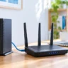 ONUとWi-FiルーターをLANケーブルで接続したデスク