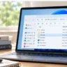 Windows 11で隠しファイルや隠しフォルダーを確認するパソコン画面